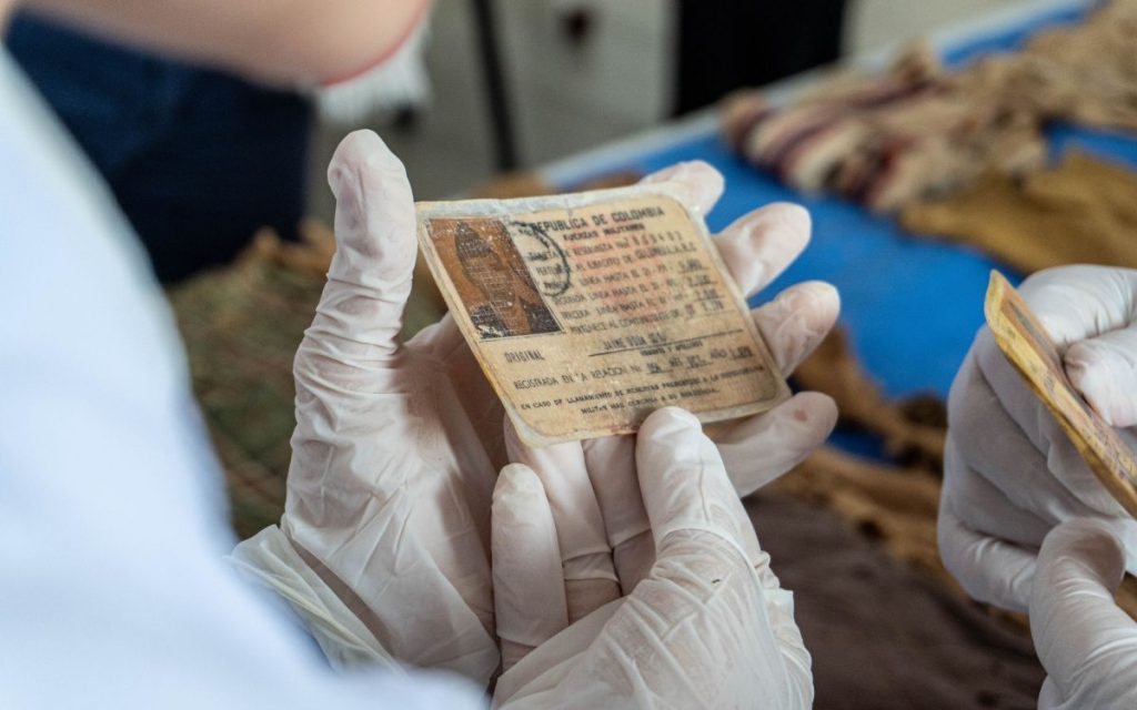 Cinco familias recorrieron largos caminos desde distintas regiones del país para llegar hasta San José del Fragua, en el sur del Caquetá. Su propósito: conocer la verdad después de más de cuatro décadas de incertidumbre por la desaparición de sus hijos, hermanos, tíos y sobrinos, quienes salieron de sus hogares en la década de 1970 y, como consecuencia del conflicto armado, nunca regresaron.