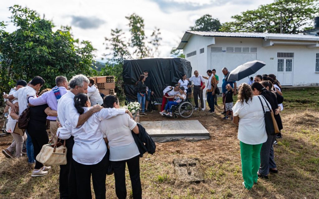 Cinco familias recorrieron largos caminos desde distintas regiones del país para llegar hasta San José del Fragua, en el sur del Caquetá. Su propósito: conocer la verdad después de más de cuatro décadas de incertidumbre por la desaparición de sus hijos, hermanos, tíos y sobrinos, quienes salieron de sus hogares en la década de 1970 y, como consecuencia del conflicto armado, nunca regresaron.