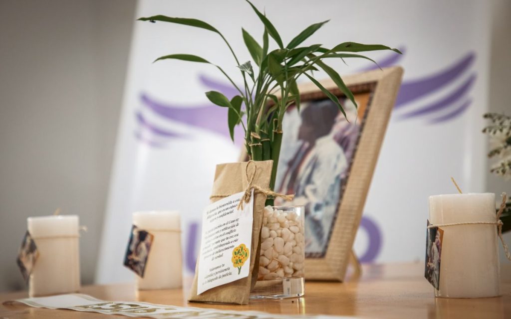 Tres familias buscadoras del centro del Caquetá lograron poner fin a la espera y la incertidumbre causadas por el flagelo de la desaparición. Madres, hermanos y hermanas, a través de acciones humanitarias lideradas y acompañadas por la Unidad de Búsqueda de Personas dadas por Desaparecidas (UBPD) en los municipios de Florencia y La Montañita, dignificaron y reconocieron la memoria de sus seres queridos desaparecidos, cerrando un capítulo de preguntas sin respuesta que estuvo abierto en sus historias por 10, 18 y hasta 20 años.