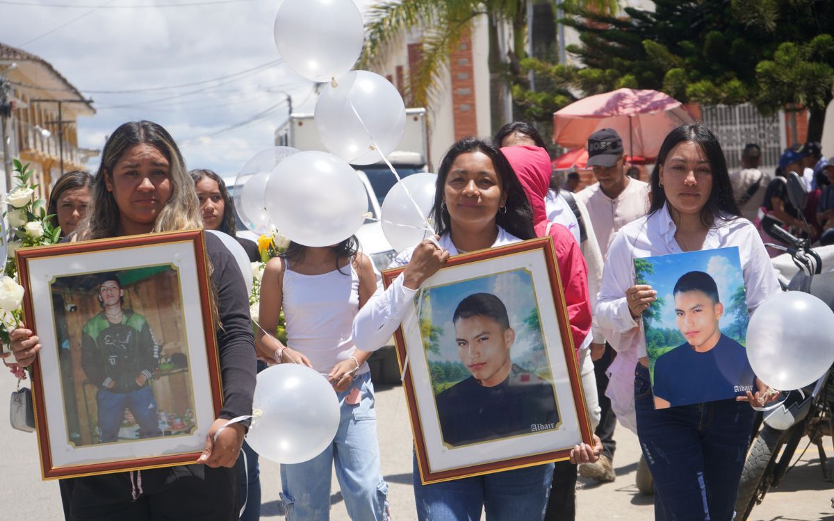 Tras más de una década de espera y como una sola familia enfrentando el dolor y el alivio, parientes y allegados de Luis Alberto Lozano Rairán y Aldair Mosquera Silva caminan de la iglesia del pueblo al cementerio católico. En sus manos, algunos miembros de las familias llevan los retratos de los dos jóvenes, desaparecidos desde el 2012 en zonas veredales de El Tambo, en el Cauca. Otros de los miembros llevan los cofres en los que reposan los cuerpos.