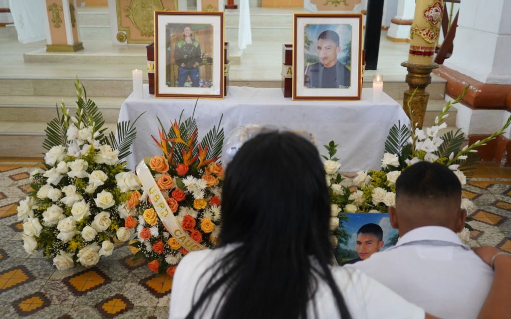 Tras más de una década de espera y como una sola familia enfrentando el dolor y el alivio, parientes y allegados de Luis Alberto Lozano Rairán y Aldair Mosquera Silva caminan de la iglesia del pueblo al cementerio católico. En sus manos, algunos miembros de las familias llevan los retratos de los dos jóvenes, desaparecidos desde el 2012 en zonas veredales de El Tambo, en el Cauca. Otros de los miembros llevan los cofres en los que reposan los cuerpos.