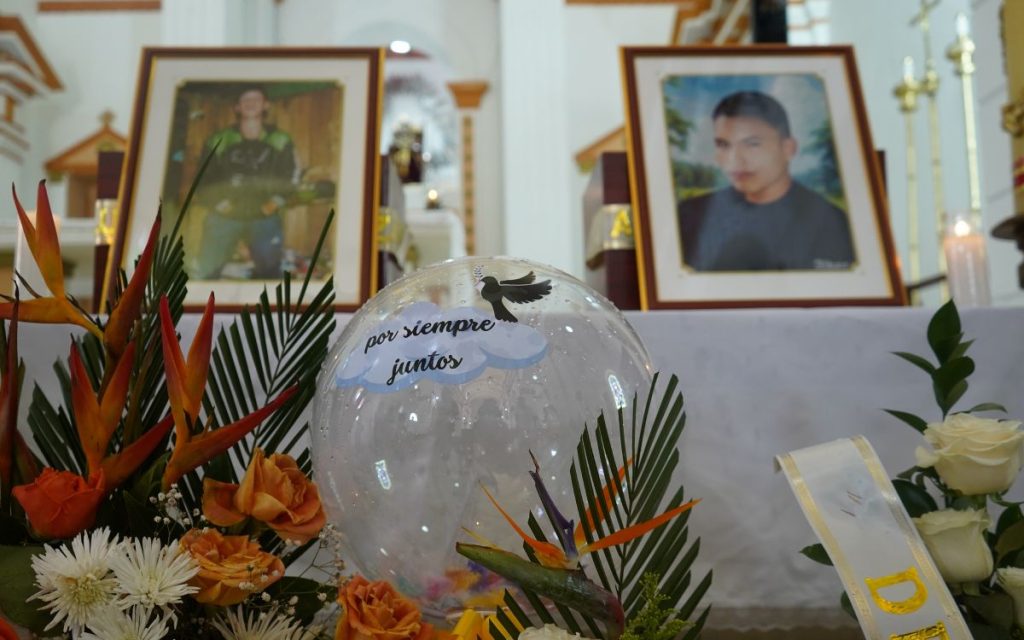 Tras más de una década de espera y como una sola familia enfrentando el dolor y el alivio, parientes y allegados de Luis Alberto Lozano Rairán y Aldair Mosquera Silva caminan de la iglesia del pueblo al cementerio católico. En sus manos, algunos miembros de las familias llevan los retratos de los dos jóvenes, desaparecidos desde el 2012 en zonas veredales de El Tambo, en el Cauca. Otros de los miembros llevan los cofres en los que reposan los cuerpos.