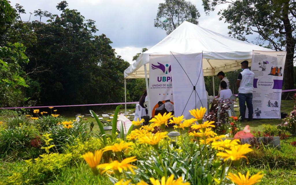 Tras más de una década de espera y como una sola familia enfrentando el dolor y el alivio, parientes y allegados de Luis Alberto Lozano Rairán y Aldair Mosquera Silva caminan de la iglesia del pueblo al cementerio católico. En sus manos, algunos miembros de las familias llevan los retratos de los dos jóvenes, desaparecidos desde el 2012 en zonas veredales de El Tambo, en el Cauca. Otros de los miembros llevan los cofres en los que reposan los cuerpos.