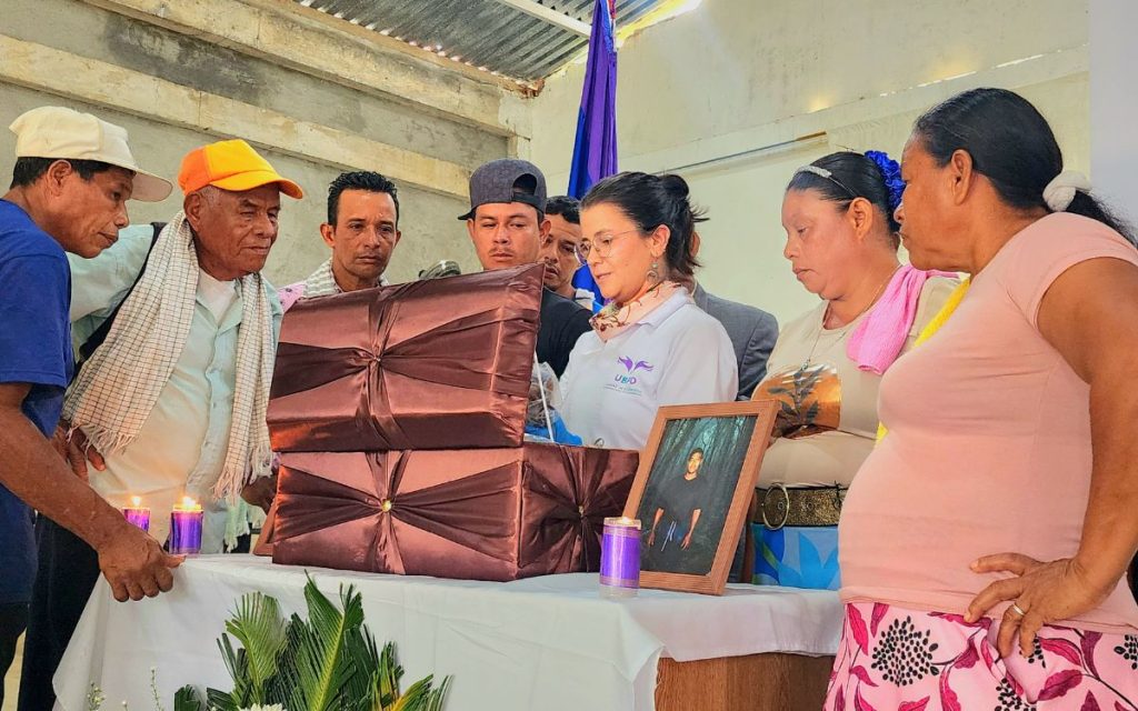 Reunidos en una iglesia cristiana, unas 35 personas compartían rasgos físicos similares. Algunas más altas que otras, pero todas con una misma mirada de esperanza. Se trataba de la familia de Nicolás Sierra Espitia, quien salió de su casa a los 14 años y, a los 26, su familia perdió todo rastro de él.