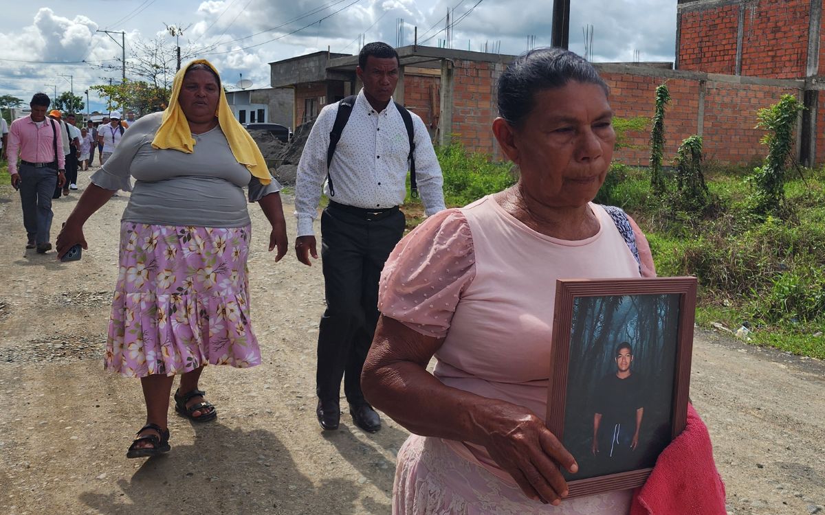 Reunidos en una iglesia cristiana, unas 35 personas compartían rasgos físicos similares. Algunas más altas que otras, pero todas con una misma mirada de esperanza. Se trataba de la familia de Nicolás Sierra Espitia, quien salió de su casa a los 14 años y, a los 26, su familia perdió todo rastro de él.
