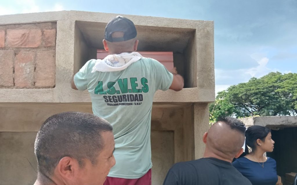 A 15 kilómetros del municipio de Fonseca, en La Guajira, está el corregimiento de Conejo, un centro poblado en el que fue inhumado a perpetuidad el cuerpo de Iguen Martínez, luego de una ceremonia culturalmente pertinente llevada a cabo por la Unidad de Búsqueda de Personas dadas por Desaparecidas (UBPD), en la cual los familiares pudieron abrazarse al cofre que contenía su cuerpo y darle el último adiós.