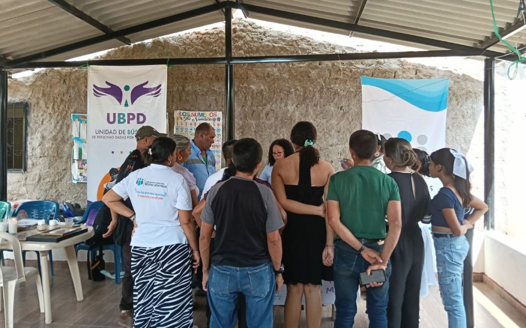 A 15 kilómetros del municipio de Fonseca, en La Guajira, está el corregimiento de Conejo, un centro poblado en el que fue inhumado a perpetuidad el cuerpo de Iguen Martínez, luego de una ceremonia culturalmente pertinente llevada a cabo por la Unidad de Búsqueda de Personas dadas por Desaparecidas (UBPD), en la cual los familiares pudieron abrazarse al cofre que contenía su cuerpo y darle el último adiós.
