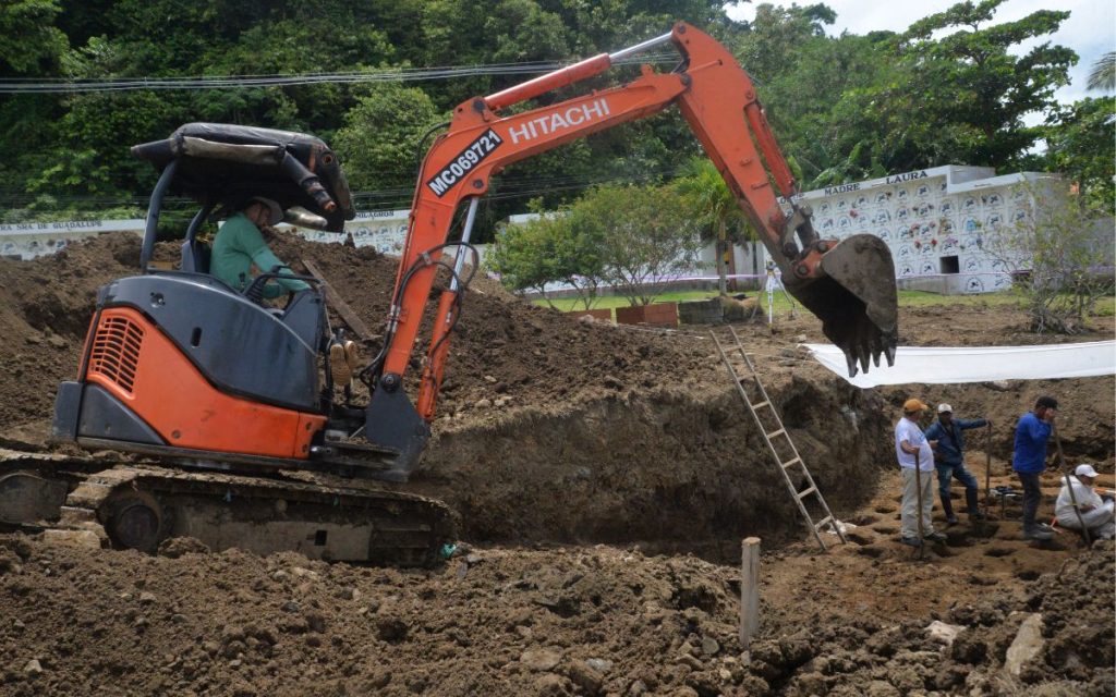 La Unidad de Búsqueda de Personas dadas por Desaparecidas (UBPD) llevó a cabo la segunda intervención humanitaria en el cementerio local del municipio de Necoclí, donde se logró la recuperación de 17 cuerpos de personas desaparecidas. De estos, uno cuenta con identidad orientada y tres son susceptibles de necropsia, acciones clave que agilizarán la identificación de las estructuras óseas recuperadas.