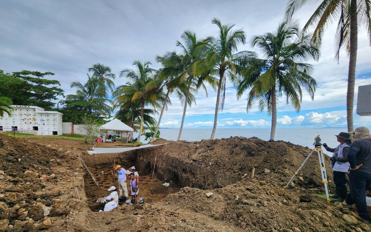 La Unidad de Búsqueda de Personas dadas por Desaparecidas (UBPD) llevó a cabo la segunda intervención humanitaria en el cementerio local del municipio de Necoclí, donde se logró la recuperación de 17 cuerpos de personas desaparecidas. De estos, uno cuenta con identidad orientada y tres son susceptibles de necropsia, acciones clave que agilizarán la identificación de las estructuras óseas recuperadas.