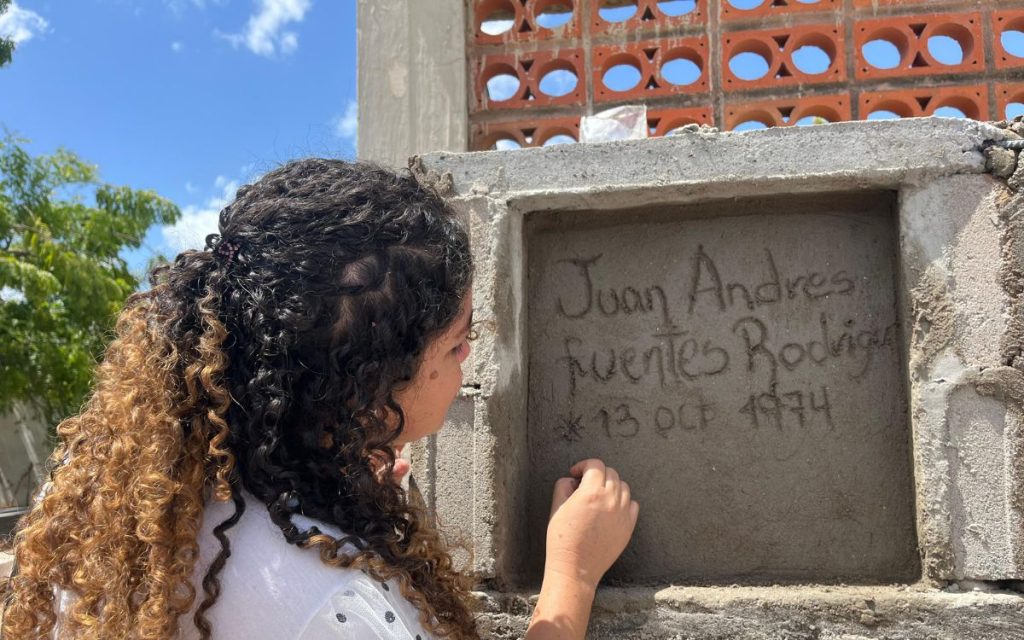 Juan Andrés Fuentes Rodríguez desapareció el 11 de septiembre de 1998 en el municipio de El Copey, Cesar. La Unidad de Búsqueda de Personas dadas por Desaparecidas impulsó la búsqueda de Juan Andrés con la toma de muestras de ADN a sus familiares, paso clave para la identificación del cuerpo y su posterior entrega digna, realizada en el municipio de Maicao, La Guajira.