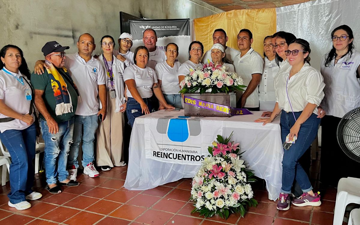 Después de 25 años de incertidumbre, la familia de Ledis María Benítez Díaz pudo despedirla dignamente en Villa del Rosario, en Norte de Santander. En un emotivo encuentro, la familia, junto con la Unidad de Búsqueda de Personas dadas por Desaparecidas (UBPD), la Fundación Progresar y firmantes del Acuerdo de Paz pertenecientes a la Corporación Humanitaria Reencuentros, dio cierre a una dolorosa etapa marcada por la ausencia y la angustia.