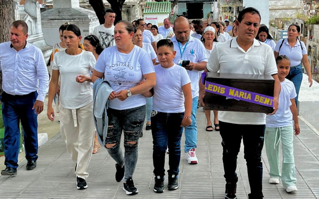 Después de 25 años de incertidumbre, la familia de Ledis María Benítez Díaz pudo despedirla dignamente en Villa del Rosario, en Norte de Santander. En un emotivo encuentro, la familia, junto con la Unidad de Búsqueda de Personas dadas por Desaparecidas (UBPD), la Fundación Progresar y firmantes del Acuerdo de Paz pertenecientes a la Corporación Humanitaria Reencuentros, dio cierre a una dolorosa etapa marcada por la ausencia y la angustia.