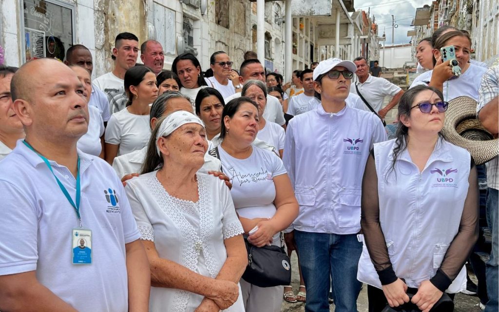 Después de 25 años de incertidumbre, la familia de Ledis María Benítez Díaz pudo despedirla dignamente en Villa del Rosario, en Norte de Santander. En un emotivo encuentro, la familia, junto con la Unidad de Búsqueda de Personas dadas por Desaparecidas (UBPD), la Fundación Progresar y firmantes del Acuerdo de Paz pertenecientes a la Corporación Humanitaria Reencuentros, dio cierre a una dolorosa etapa marcada por la ausencia y la angustia.