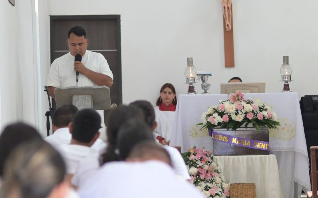 Después de 25 años de incertidumbre, la familia de Ledis María Benítez Díaz pudo despedirla dignamente en Villa del Rosario, en Norte de Santander. En un emotivo encuentro, la familia, junto con la Unidad de Búsqueda de Personas dadas por Desaparecidas (UBPD), la Fundación Progresar y firmantes del Acuerdo de Paz pertenecientes a la Corporación Humanitaria Reencuentros, dio cierre a una dolorosa etapa marcada por la ausencia y la angustia.