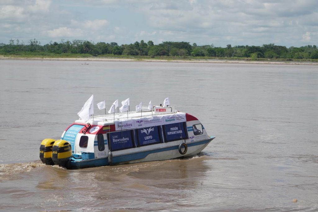 Una embarcación blanca con azul y el letrero que dice 'La Ruta Buscadora, Unidad Fluvial' marcó el inicio del recorrido que, durante 21 días, tendrá la primera embarcación itinerante de la Unidad de Búsqueda de Personas dadas por Desaparecidas (UBPD). Esta recorrerá 182 millas naúticas (337 kilómetros) en los municipios ribereños del río Magdalena, ubicados en los departamentos de Santander, Bolívar, Magdalena y Cesar.