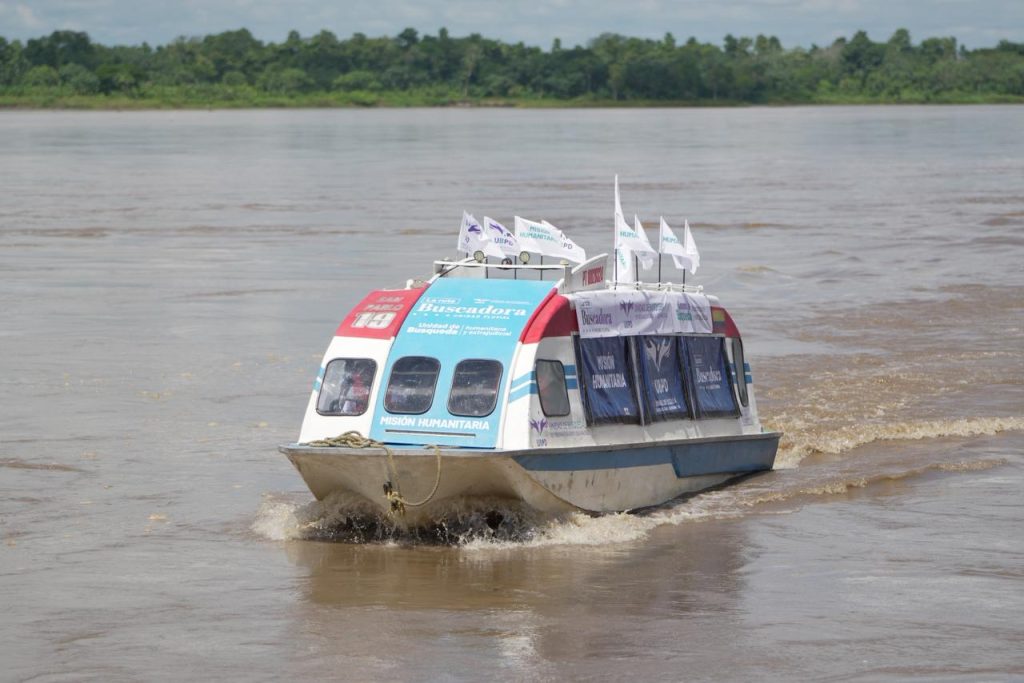 Una embarcación blanca con azul y el letrero que dice 'La Ruta Buscadora, Unidad Fluvial' marcó el inicio del recorrido que, durante 21 días, tendrá la primera embarcación itinerante de la Unidad de Búsqueda de Personas dadas por Desaparecidas (UBPD). Esta recorrerá 182 millas naúticas (337 kilómetros) en los municipios ribereños del río Magdalena, ubicados en los departamentos de Santander, Bolívar, Magdalena y Cesar.