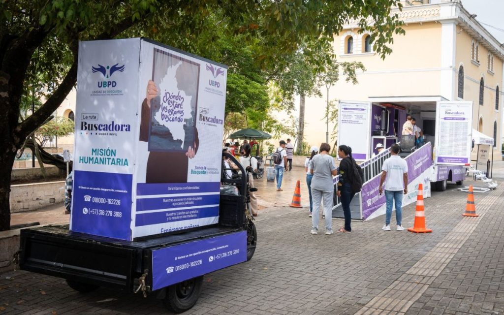 Una embarcación blanca con azul y el letrero que dice 'La Ruta Buscadora, Unidad Fluvial' marcó el inicio del recorrido que, durante 21 días, tendrá la primera embarcación itinerante de la Unidad de Búsqueda de Personas dadas por Desaparecidas (UBPD). Esta recorrerá 182 millas naúticas (337 kilómetros) en los municipios ribereños del río Magdalena, ubicados en los departamentos de Santander, Bolívar, Magdalena y Cesar.