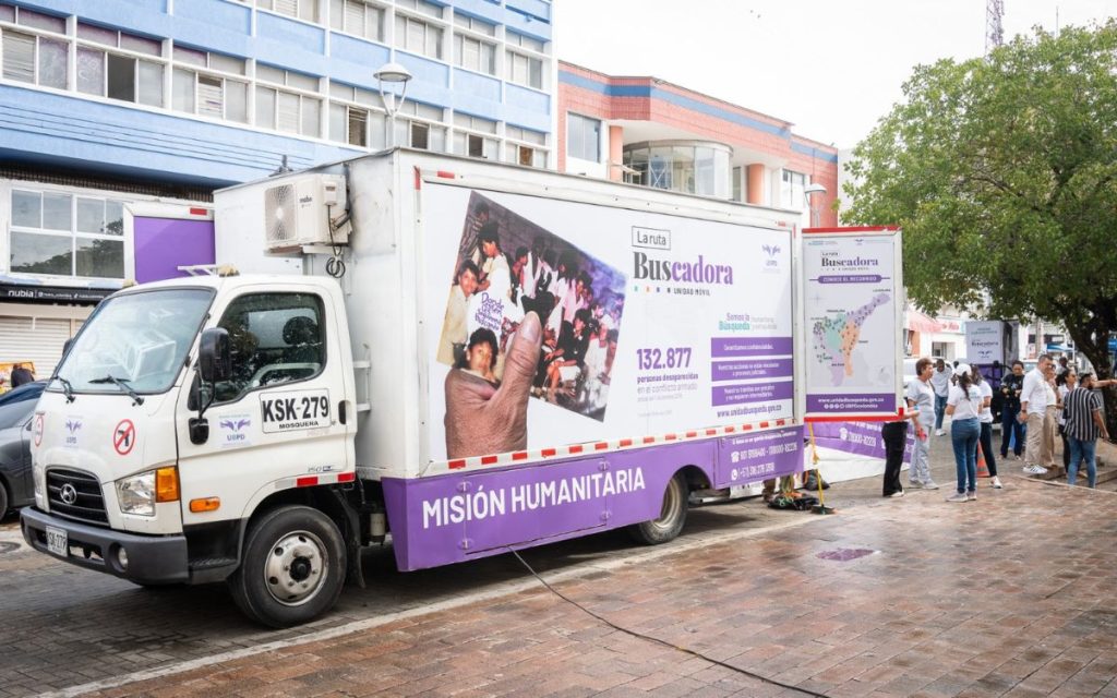 Una embarcación blanca con azul y el letrero que dice 'La Ruta Buscadora, Unidad Fluvial' marcó el inicio del recorrido que, durante 21 días, tendrá la primera embarcación itinerante de la Unidad de Búsqueda de Personas dadas por Desaparecidas (UBPD). Esta recorrerá 182 millas naúticas (337 kilómetros) en los municipios ribereños del río Magdalena, ubicados en los departamentos de Santander, Bolívar, Magdalena y Cesar.