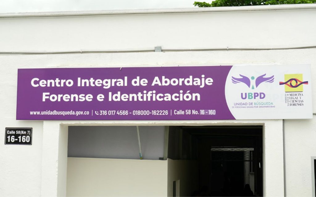 La Unidad de Búsqueda de Personas dadas por Desaparecidas (UBPD) y el Instituto Nacional de Medicina Legal y Ciencias Forenses han avanzado en el análisis conjunto de cuerpos de personas desaparecidas en el marco del conflicto armado, con el propósito de acelerar la identificación de manera más ágil y brindar respuestas a las familias que los buscan.