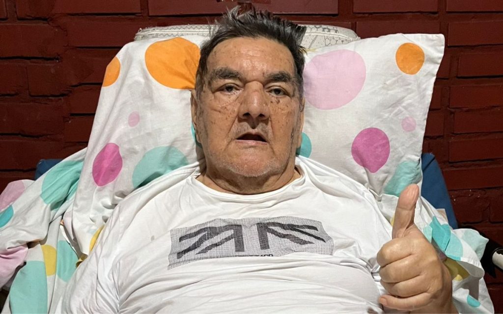 Acompañado de su particular sombrero, su hija y esposa, quien también perdió a su padre en este hecho, don Pedro se acercó a la Unidad de Búsqueda de Personas dadas por Desaparecidas (UBPD) en el 2021, remitido por la Personería de Chaparral. Desde entonces, no ha faltado a ningún diálogo colectivo o jornada de toma de muestras genéticas masivas y su voz ha sonado tan fuerte que ha permitido que otras personas mayores se acerquen a participar en el proceso de la búsqueda sumando a las familias Méndez, Moreno, Barreto y Sánchez. 