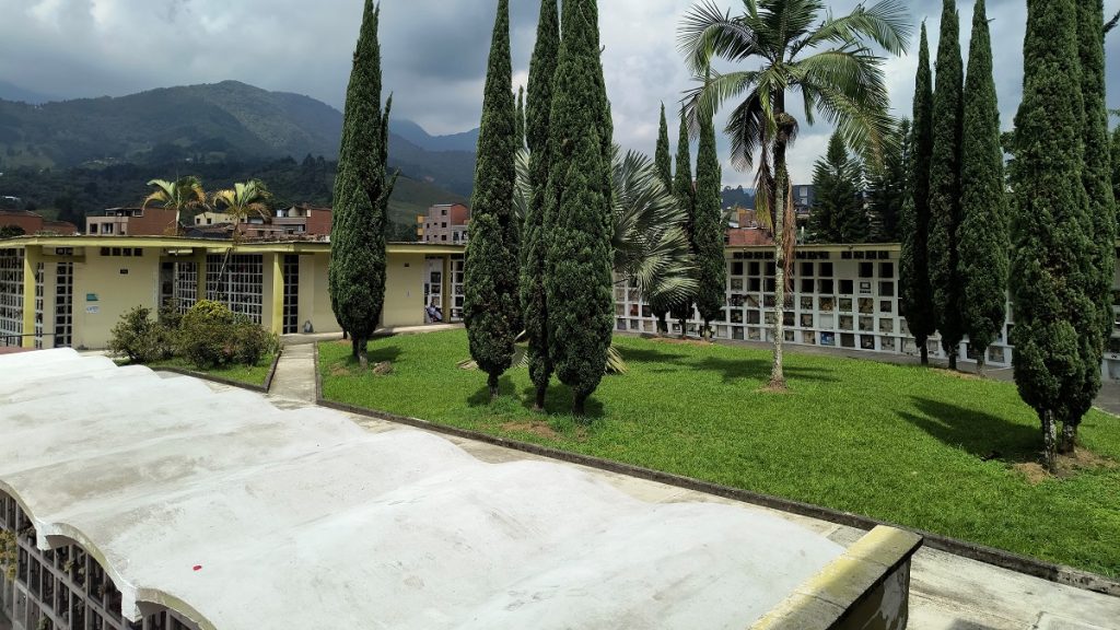 Por segunda vez en 2025, la Unidad de Búsqueda de Personas Dadas por Desaparecidas (UBPD) interviene el cementerio municipal de Caldas, ubicado en el sur del Valle de Aburrá, en Antioquia, con el propósito de recuperar cuerpos no identificados y cuerpos identificados no reclamados que podrían corresponder a personas desaparecidas en el contexto del conflicto armado colombiano.