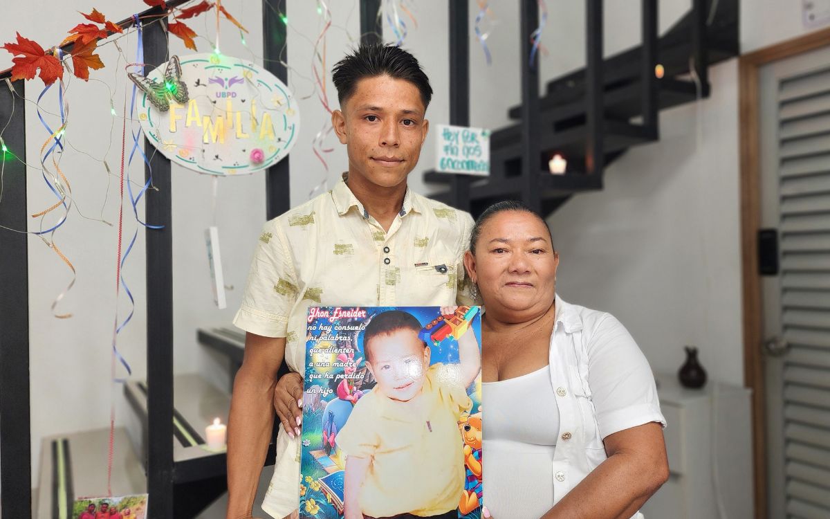 La cita para el reencuentro estaba programada para las 10 de la mañana. Yoneider y sus acompañantes llegaron puntual, tras un recorrido que comenzó en la Comunidad de Paz Las Camelias, perteneciente al Consejo Comunitario de la Cuenca del río Curbaradó, en el municipio de Carmen del Darién, en el Chocó; y que finalizó en el municipio de Apartadó, en Antioquia. El espacio fue preparado por el equipo de la UBPD en el Urabá con media hora de antelación para evitar un encuentro casual con su madre, Luz Esneida, y el resto de la familia.