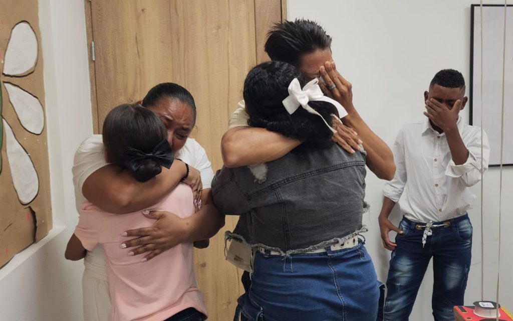 La cita para el reencuentro estaba programada para las 10 de la mañana. Yoneider y sus acompañantes llegaron puntual, tras un recorrido que comenzó en la Comunidad de Paz Las Camelias, perteneciente al Consejo Comunitario de la Cuenca del río Curbaradó, en el municipio de Carmen del Darién, en el Chocó; y que finalizó en el municipio de Apartadó, en Antioquia. El espacio fue preparado por el equipo de la UBPD en el Urabá con media hora de antelación para evitar un encuentro casual con su madre, Luz Esneida, y el resto de la familia.