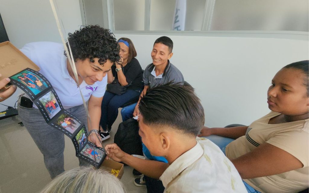 La cita para el reencuentro estaba programada para las 10 de la mañana. Yoneider y sus acompañantes llegaron puntual, tras un recorrido que comenzó en la Comunidad de Paz Las Camelias, perteneciente al Consejo Comunitario de la Cuenca del río Curbaradó, en el municipio de Carmen del Darién, en el Chocó; y que finalizó en el municipio de Apartadó, en Antioquia. El espacio fue preparado por el equipo de la UBPD en el Urabá con media hora de antelación para evitar un encuentro casual con su madre, Luz Esneida, y el resto de la familia.