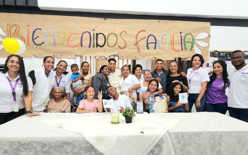 La cita para el reencuentro estaba programada para las 10 de la mañana. Yoneider y sus acompañantes llegaron puntual, tras un recorrido que comenzó en la Comunidad de Paz Las Camelias, perteneciente al Consejo Comunitario de la Cuenca del río Curbaradó, en el municipio de Carmen del Darién, en el Chocó; y que finalizó en el municipio de Apartadó, en Antioquia. El espacio fue preparado por el equipo de la UBPD en el Urabá con media hora de antelación para evitar un encuentro casual con su madre, Luz Esneida, y el resto de la familia.