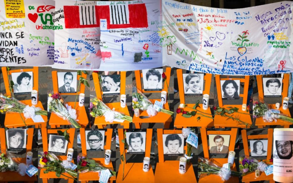 Sobre la Plaza de Bolívar, en Bogotá, aún flota un humo invisible. No es el vestigio de los tanques y las explosiones, sino el de las preguntas que todavía no se disipan. Cada noviembre, Colombia regresa a un Palacio de Justicia en llamas y a las historias que el fuego no pudo borrar. Allí las familias siguen buscando lo que el tiempo no ha querido devolver. Cuarenta años después de la toma y la retoma del 6 y 7 de noviembre de 1985, el país conmemora esos hechos a través de eventos de memoria, piezas audiovisuales y con un museo que abre sus puertas este 2025. Y lo hace, sobre todo, con el pedido más persistente de esta historia: la búsqueda que no se detiene.