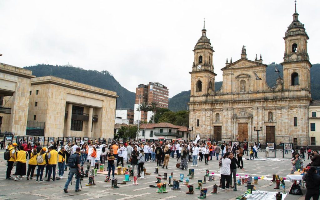 Sobre la Plaza de Bolívar, en Bogotá, aún flota un humo invisible. No es el vestigio de los tanques y las explosiones, sino el de las preguntas que todavía no se disipan. Cada noviembre, Colombia regresa a un Palacio de Justicia en llamas y a las historias que el fuego no pudo borrar. Allí las familias siguen buscando lo que el tiempo no ha querido devolver. Cuarenta años después de la toma y la retoma del 6 y 7 de noviembre de 1985, el país conmemora esos hechos a través de eventos de memoria, piezas audiovisuales y con un museo que abre sus puertas este 2025. Y lo hace, sobre todo, con el pedido más persistente de esta historia: la búsqueda que no se detiene.