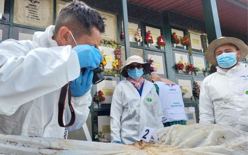 Brenda Madera es mujer buscadora en Córdoba. Ella y otras personas acompañaron las acciones humanitarias con fines de recuperación y verificación de correspondencia de identidad, que dos equipos de la Unidad de Búsqueda de Personas dadas por Desaparecidas (UBPD) realizaron en el Cementerio Jardines de Santa Isabel, en Oicatá.