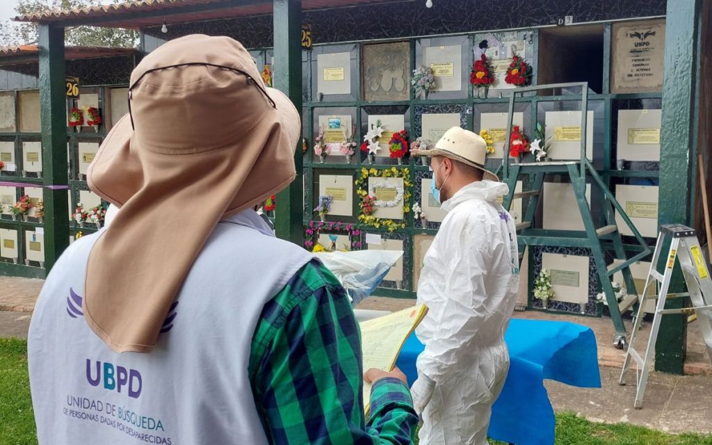 Brenda Madera es mujer buscadora en Córdoba. Ella y otras personas acompañaron las acciones humanitarias con fines de recuperación y verificación de correspondencia de identidad, que dos equipos de la Unidad de Búsqueda de Personas dadas por Desaparecidas (UBPD) realizaron en el Cementerio Jardines de Santa Isabel, en Oicatá.