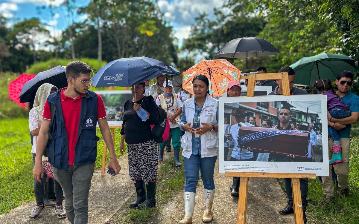 Durante la intervención humanitaria en el Parque Cementerio Crematorio Jardines de Paz de Florencia, en Caquetá, la Unidad de Búsqueda de Personas dadas por Desaparecidas (UBPD) hizo un actividad de sensibilización y pedagogía llamada ‘La Ruta de la Memoria’, un recorrido que reunió a organizaciones sociales, familias buscadoras, entidades estatales y locales y la ciudadanía en general para resignificar el camposanto como lugar de memoria y dignidad, explicar de primera mano las acciones investigativas y forenses que hace parte del proceso de búsqueda y abrir un espacio de diálogo con el equipo de la UBPD.