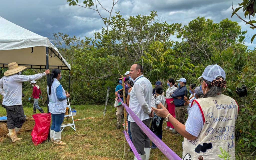 Durante la intervención humanitaria en el Parque Cementerio Crematorio Jardines de Paz de Florencia, en Caquetá, la Unidad de Búsqueda de Personas dadas por Desaparecidas (UBPD) hizo un actividad de sensibilización y pedagogía llamada ‘La Ruta de la Memoria’, un recorrido que reunió a organizaciones sociales, familias buscadoras, entidades estatales y locales y la ciudadanía en general para resignificar el camposanto como lugar de memoria y dignidad, explicar de primera mano las acciones investigativas y forenses que hace parte del proceso de búsqueda y abrir un espacio de diálogo con el equipo de la UBPD.