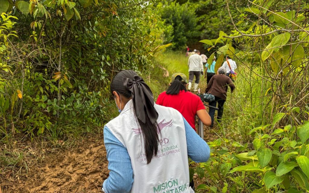 Durante la intervención humanitaria en el Parque Cementerio Crematorio Jardines de Paz de Florencia, en Caquetá, la Unidad de Búsqueda de Personas dadas por Desaparecidas (UBPD) hizo un actividad de sensibilización y pedagogía llamada ‘La Ruta de la Memoria’, un recorrido que reunió a organizaciones sociales, familias buscadoras, entidades estatales y locales y la ciudadanía en general para resignificar el camposanto como lugar de memoria y dignidad, explicar de primera mano las acciones investigativas y forenses que hace parte del proceso de búsqueda y abrir un espacio de diálogo con el equipo de la UBPD.