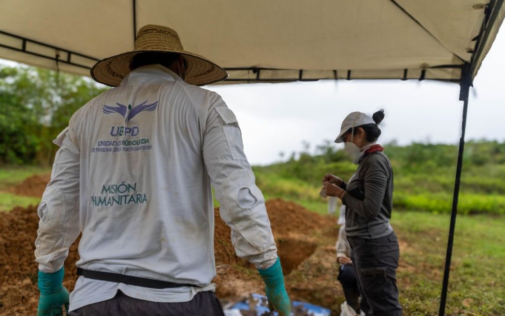Durante la intervención humanitaria en el Parque Cementerio Crematorio Jardines de Paz de Florencia, en Caquetá, la Unidad de Búsqueda de Personas dadas por Desaparecidas (UBPD) hizo un actividad de sensibilización y pedagogía llamada ‘La Ruta de la Memoria’, un recorrido que reunió a organizaciones sociales, familias buscadoras, entidades estatales y locales y la ciudadanía en general para resignificar el camposanto como lugar de memoria y dignidad, explicar de primera mano las acciones investigativas y forenses que hace parte del proceso de búsqueda y abrir un espacio de diálogo con el equipo de la UBPD.