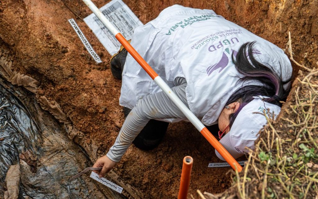 Hasta el cementerio comunitario de la vereda Playa Rica La Y, en la zona limítrofe entre San Vicente del Caguán, en Caquetá, y La Macarena, en el Meta, llegaron los equipos de la Regional Sur y la Territorial Caquetá de la Unidad de Búsqueda de Personas dadas por Desaparecidas (UBPD). Este camposanto fue testigo de la recuperación de los cuerpos de dos mujeres que corresponderían a personas desaparecidas hace 28 y 15 años en esta zona del país. 