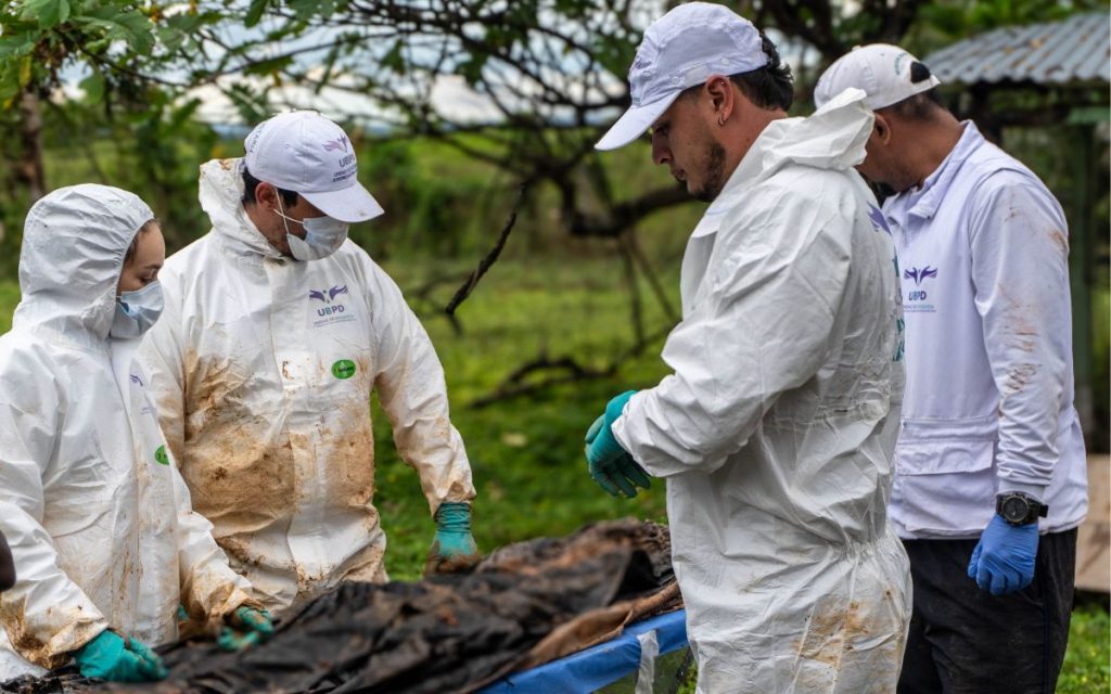 Hasta el cementerio comunitario de la vereda Playa Rica La Y, en la zona limítrofe entre San Vicente del Caguán, en Caquetá, y La Macarena, en el Meta, llegaron los equipos de la Regional Sur y la Territorial Caquetá de la Unidad de Búsqueda de Personas dadas por Desaparecidas (UBPD). Este camposanto fue testigo de la recuperación de los cuerpos de dos mujeres que corresponderían a personas desaparecidas hace 28 y 15 años en esta zona del país. 