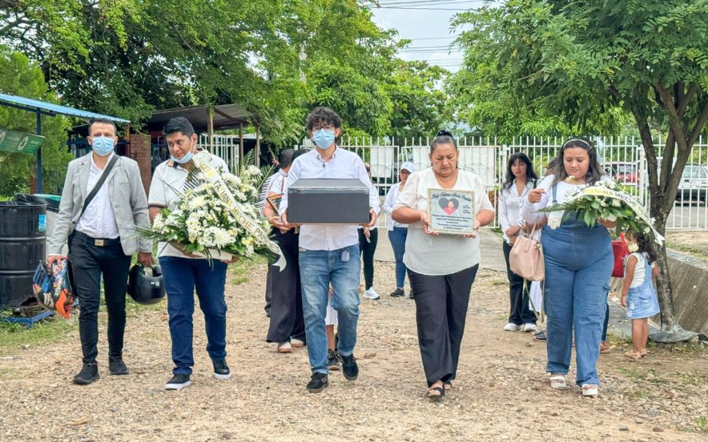 Leidy Tatiana Meche Paredes fue alejada de su familia cuando apenas tenía 16 años. Desde junio de 2002, hace más de 23 años, el conflicto armado no le permitió regresar a su hogar. Después de un tiempo no hubo más llamadas de ella, nadie sabía cómo estaba ni dónde. Su familia inició la búsqueda tratando de encontrar respuestas que les condujeran al paradero de Leidy. Sin embargo, pasaron más de dos décadas sin que estas llegaran.  