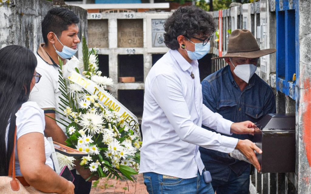 Leidy Tatiana Meche Paredes fue alejada de su familia cuando apenas tenía 16 años. Desde junio de 2002, hace más de 23 años, el conflicto armado no le permitió regresar a su hogar. Después de un tiempo no hubo más llamadas de ella, nadie sabía cómo estaba ni dónde. Su familia inició la búsqueda tratando de encontrar respuestas que les condujeran al paradero de Leidy. Sin embargo, pasaron más de dos décadas sin que estas llegaran.  