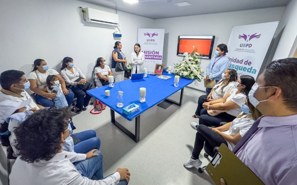 Leidy Tatiana Meche Paredes fue alejada de su familia cuando apenas tenía 16 años. Desde junio de 2002, hace más de 23 años, el conflicto armado no le permitió regresar a su hogar. Después de un tiempo no hubo más llamadas de ella, nadie sabía cómo estaba ni dónde. Su familia inició la búsqueda tratando de encontrar respuestas que les condujeran al paradero de Leidy. Sin embargo, pasaron más de dos décadas sin que estas llegaran.  