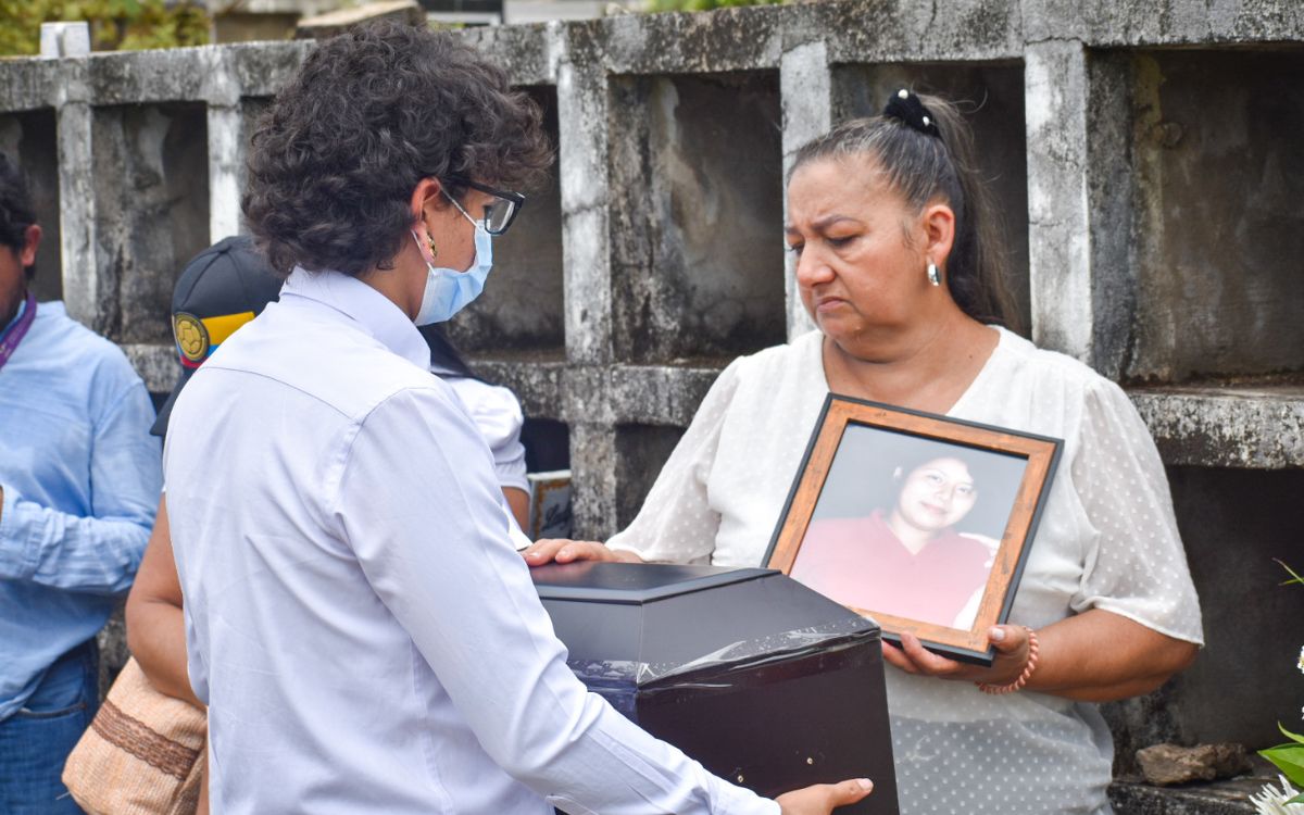 Leidy Tatiana Meche Paredes fue alejada de su familia cuando apenas tenía 16 años. Desde junio de 2002, hace más de 23 años, el conflicto armado no le permitió regresar a su hogar. Después de un tiempo no hubo más llamadas de ella, nadie sabía cómo estaba ni dónde. Su familia inició la búsqueda tratando de encontrar respuestas que les condujeran al paradero de Leidy. Sin embargo, pasaron más de dos décadas sin que estas llegaran. 