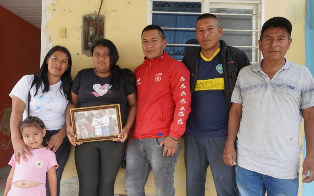 “Bienvenida a su comunidad, acá está su familia esperándola”. Con estas palabras y con la armonización al territorio y sus espíritus guardianes, el mayor Elicerio Vitonás Tálaga y las autoridades espirituales y tradicionales del resguardo Am Yu’ Kiwe del pueblo Nasa, ubicado en el municipio caucano de Toribío, les dieron la bienvenida a Luz Mary y su familia.