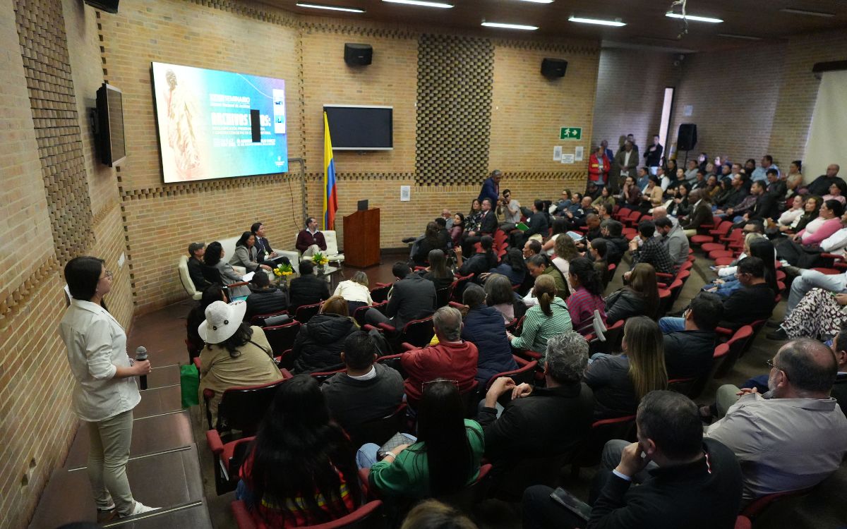 La Unidad de Búsqueda de Personas dadas por Desaparecidas (UBPD), en el conversatorio ‘Desclasificación de archivos, memoria y construcción de paz: el caso del Palacio de Justicia’, informó al país que ha encontrado coincidencias entre 321 personas que se encuentran en los documentos físicos de inteligencia y contrainteligencia producidos por el extinto Departamento Administrativo de Seguridad (DAS) y el Universo de personas desaparecidas que maneja la UBPD.