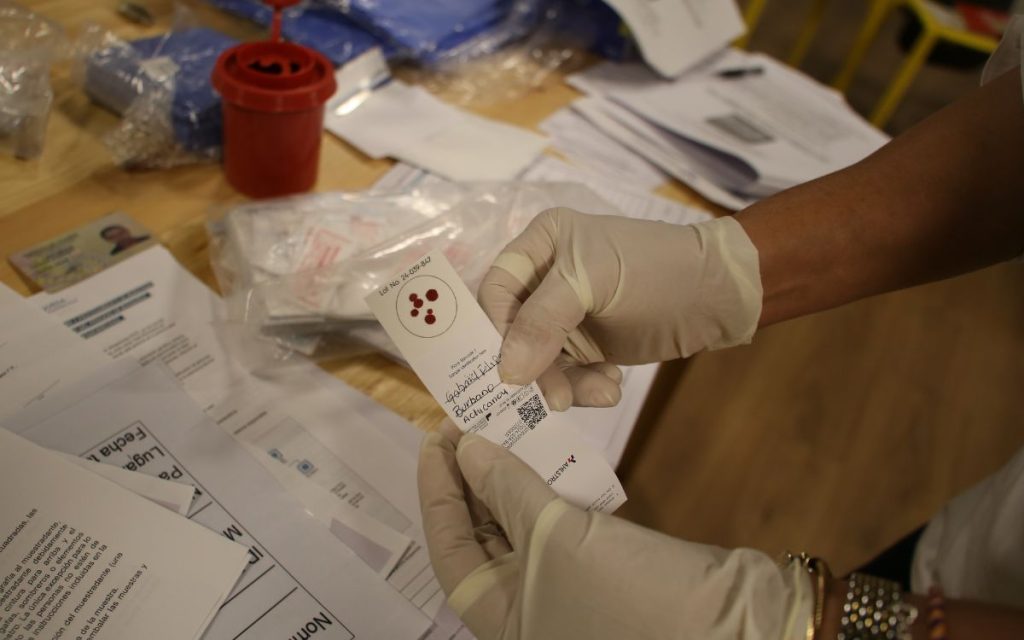 La búsqueda humanitaria y extrajudicial que lidera la UBPD trasciende fronteras. Bajo esa premisa y en el marco de la Red de Apoyo Operativo para la Búsqueda, a finales de octubre de este 2025 se logró tomar la primera muestra de sangre para fines de identificación genética desde el exterior, puntualmente en España. Detrás de este hito hay todo un proceso de preparación y formación donde han participado activamente la entidad y las familias buscadoras que viven en el exterior y que tienen a un ser querido desaparecido en Colombia.