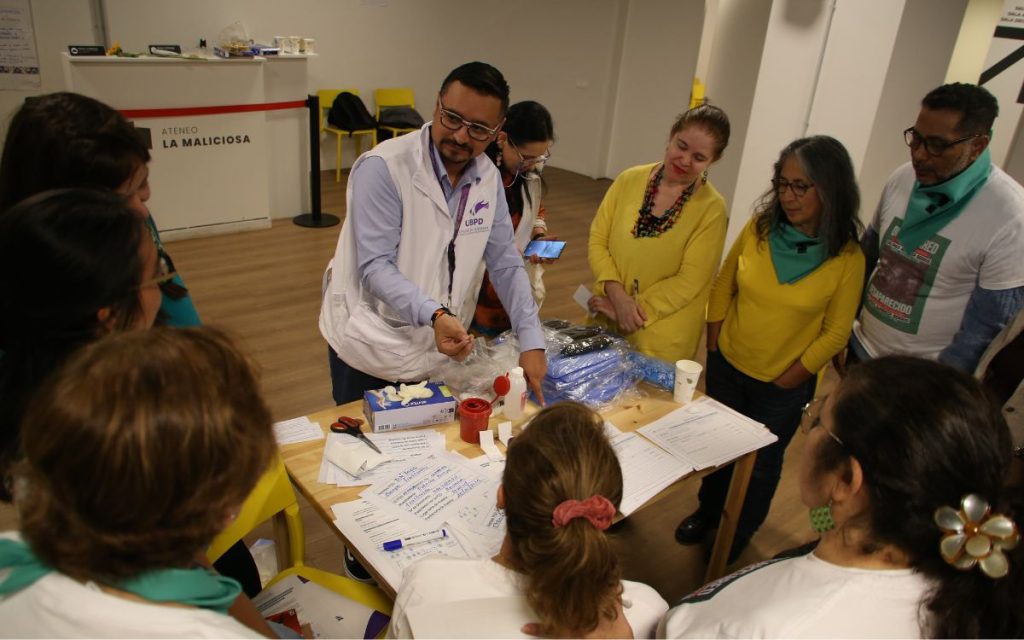 La búsqueda humanitaria y extrajudicial que lidera la UBPD trasciende fronteras. Bajo esa premisa y en el marco de la Red de Apoyo Operativo para la Búsqueda, a finales de octubre de este 2025 se logró tomar la primera muestra de sangre para fines de identificación genética desde el exterior, puntualmente en España. Detrás de este hito hay todo un proceso de preparación y formación donde han participado activamente la entidad y las familias buscadoras que viven en el exterior y que tienen a un ser querido desaparecido en Colombia.