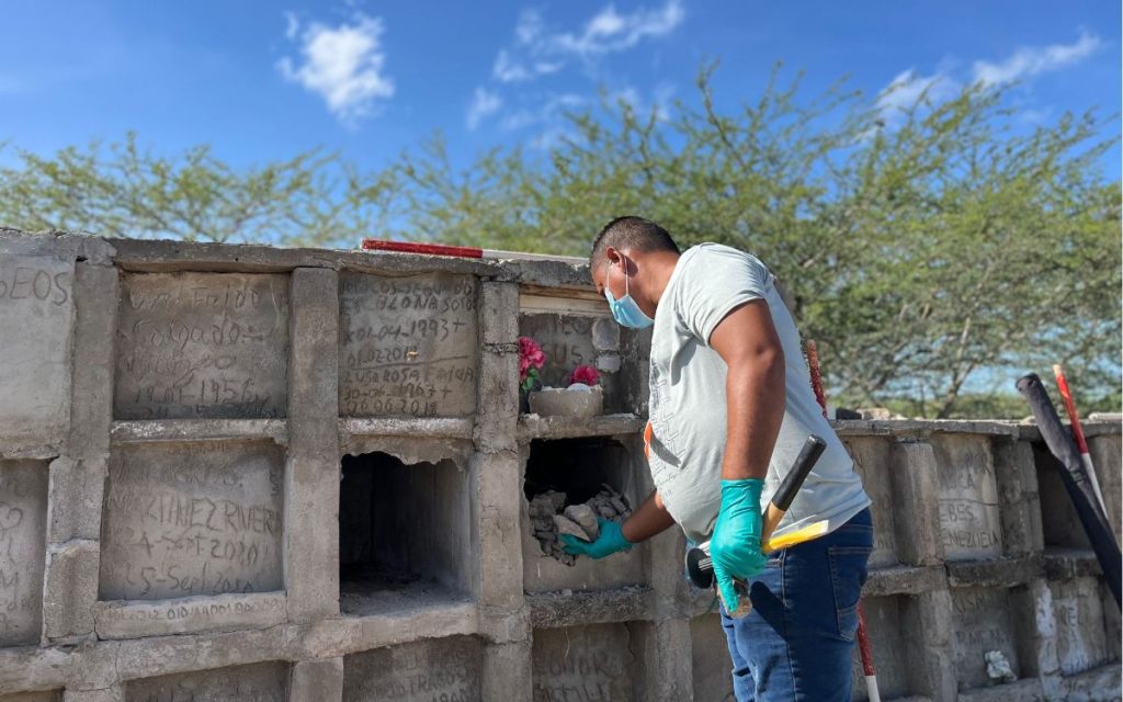 En la intervención realizada en el cementerio Gente como Uno, ubicado en Riohacha, en el departamento de La Guajira, la Unidad de Búsqueda de Personas dadas por Desaparecidas (UBPD), a través de su equipo en el Magdalena, desarrolló labores de prospección con fines de recuperación en 19 sitios de interés para la búsqueda, ubicados en osarios y bóvedas. Estos representaban un reto para su abordaje, teniendo en cuenta que no se tenía certeza del número total de cuerpos, lo que implicó para los profesionales un esfuerzo adicional en la revisión de 64 contenedores.