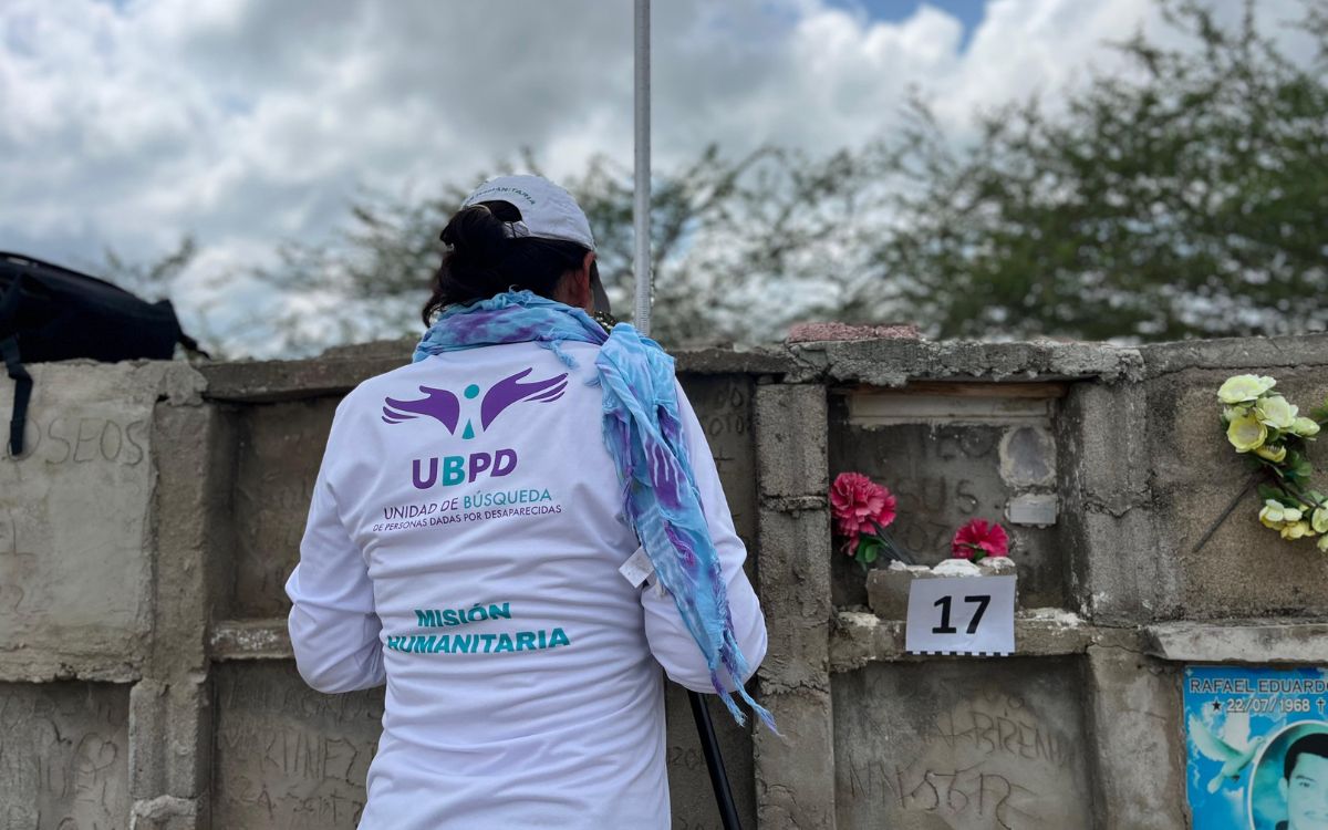 En la intervención realizada en el cementerio Gente como Uno, ubicado en Riohacha, en el departamento de La Guajira, la Unidad de Búsqueda de Personas dadas por Desaparecidas (UBPD), a través de su equipo en el Magdalena, desarrolló labores de prospección con fines de recuperación en 19 sitios de interés para la búsqueda, ubicados en osarios y bóvedas. Estos representaban un reto para su abordaje, teniendo en cuenta que no se tenía certeza del número total de cuerpos, lo que implicó para los profesionales un esfuerzo adicional en la revisión de 64 contenedores.