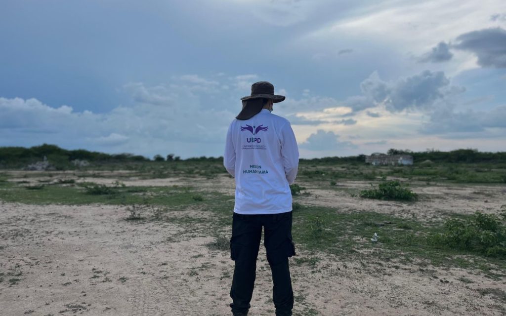 En la intervención realizada en el cementerio Gente como Uno, ubicado en Riohacha, en el departamento de La Guajira, la Unidad de Búsqueda de Personas dadas por Desaparecidas (UBPD), a través de su equipo en el Magdalena, desarrolló labores de prospección con fines de recuperación en 19 sitios de interés para la búsqueda, ubicados en osarios y bóvedas. Estos representaban un reto para su abordaje, teniendo en cuenta que no se tenía certeza del número total de cuerpos, lo que implicó para los profesionales un esfuerzo adicional en la revisión de 64 contenedores.